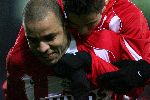 Eindhoven, 4 maart 2006 Kompetitiewedstrijd PSV-SC Heerenveen, eindstand 4-1 Seizoen 2005/2006
Alex PSV heeft een vrije trap van 28 meter ingeschoten en wordt besprongen door Ibrahim Afellay