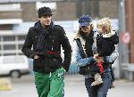 Den Haag 4 februari 2006
Dinand Woesthof met zijn zoon Dean Maddy en vriendin Lucy boodschappen doen.