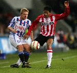 Eindhoven, 4 maart 2006 Kompetitiewedstrijd PSV-SC Heerenveen, eindstand 4-1 Seizoen 2005/2006
De bebloedde Thomas Prager met de later uitgevallen Michael Lamey