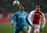 Amsterdam, 11 Maart 2006 Kompetiewedstrijd AJAX-PSV, eindstand 0-0 Seizoen 2005/2006
Michael Lamey in duel met Juan Francisco Garcia