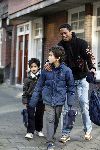 Amsterdam 9  februari 2006
Patrick Kluivert met zijn zoontjes Quincy en Justin bij school