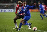 Eindhoven, 22 Maart 2006, 1/2 finale Gatorade Cup Seizoen 2005/2006 PSV-AZ, eindstand na verlenging 2-0
Shota Arveladze in duel met Arouna Kone