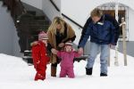 Lech 11 februari 2007
Maxima Prins Willem Alexander Amalia Alexia Koningin Beatrix Prins Constantijn Prinses Laurentien met Prinses Eloise Prins Claus Cazimir en Eleonore op vakatie in Lech.