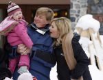 Lech 11 februari 2007
Maxima Prins Willem Alexander Amalia Alexia Koningin Beatrix Prins Constantijn Prinses Laurentien met Prinses Eloise Prins Claus Cazimir en Eleonore op vakatie in Lech.