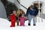 Lech 11 februari 2007
Maxima Prins Willem Alexander Amalia Alexia Koningin Beatrix Prins Constantijn Prinses Laurentien met Prinses Eloise Prins Claus Cazimir en Eleonore op vakatie in Lech.