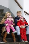 Lech 11 februari 2007
Maxima Prins Willem Alexander Amalia Alexia Koningin Beatrix Prins Constantijn Prinses Laurentien met Prinses Eloise Prins Claus Cazimir en Eleonore op vakatie in Lech.