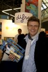 Amsterdam 15 februari 2007
Bastiaan Ragas ontvangt doos met babyspullen op de huishoudbeurs.