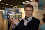 Amsterdam 15 februari 2007
Bastiaan Ragas ontvangt doos met babyspullen op de huishoudbeurs.