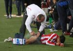 Eindhoven, 3 Maart 2007 Kompetitiewedstrijd PSV-RKC eindstand 2-0 Seizoen 2006/2007
De geblesseerde Carlos Salcido wordt verzorgd door Mart v d Heuvel