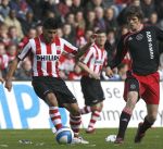 Eindhoven, 18 Maart 2007 Kompetitiewedstrijd PSV-AJAX, eindstand 1-5 Seizoen 2006/2007
Carlos Salcido in duel met Klaas Jan Huntelaar