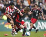 Eindhoven, 18 Maart 2007 Kompetitiewedstrijd PSV-AJAX, eindstand 1-5 Seizoen 2006/2007
Carlos Salcido in duel met Klaas Jan Huntelaar