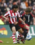 Eindhoven, 18 Maart 2007 Kompetitiewedstrijd PSV-AJAX, eindstand 1-5 Seizoen 2006/2007
Carlos Salcido in duel met Klaas Jan Huntelaar