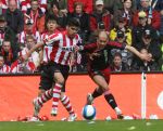 Eindhoven, 18 Maart 2007 Kompetitiewedstrijd PSV-AJAX, eindstand 1-5 Seizoen 2006/2007
Carlos Salcido in duel met Gabri