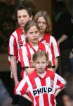 Eindhoven, 18 Maart 2007 Kompetitiewedstrijd PSV-AJAX, eindstand 1-5 Seizoen 2006/2007
Kleindochters Christ v Kasteren als mascottes