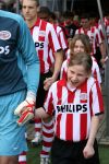 Eindhoven, 18 Maart 2007 Kompetitiewedstrijd PSV-AJAX, eindstand 1-5 Seizoen 2006/2007
Kleindochters Christ v Kasteren als mascottes