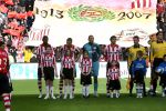 Eindhoven, 18 Maart 2007 Kompetitiewedstrijd PSV-AJAX, eindstand 1-5 Seizoen 2006/2007
Kleindochters Christ v Kasteren als mascottes