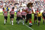 Eindhoven, 18 Maart 2007 Kompetitiewedstrijd PSV-AJAX, eindstand 1-5 Seizoen 2006/2007
Kleindochters Christ v Kasteren als mascottes