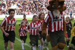 Eindhoven, 18 Maart 2007 Kompetitiewedstrijd PSV-AJAX, eindstand 1-5 Seizoen 2006/2007
Kleindochters Christ v Kasteren als mascottes
