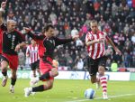 Eindhoven, 18 Maart 2007 Kompetitiewedstrijd PSV-AJAX, eindstand 1-5 Seizoen 2006/2007
MDiego Tardelli in duel met George Ogararu