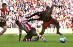 Eindhoven, 18 Maart 2007 Kompetitiewedstrijd PSV-AJAX, eindstand 1-5 Seizoen 2006/2007
Edsion Mendez in duel met Ryan Babel links op de foto Ibrahim Afellay