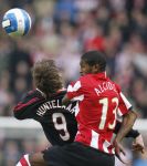 Eindhoven, 18 Maart 2007 Kompetitiewedstrijd PSV-AJAX, eindstand 1-5 Seizoen 2006/2007
Eduardo Alcides in duel met Klaas Jan Huntelaar