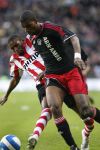Eindhoven, 18 Maart 2007 Kompetitiewedstrijd PSV-AJAX, eindstand 1-5 Seizoen 2006/2007
Ryan Babel wordt op de huid gezeten door Eduardo Alcides
