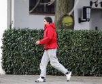 Amsterdam 22 februari 2007
Edwin de Roy v Zuydewijn is niet naar het buitenland gevlucht maar woont op dit moment
met zin hond bij zijn moeder.