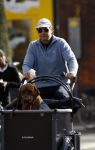 Amsterdam 16 maat 2007
Edwin de Roy v Zuydewijn met petje en hond op bakfiets.
