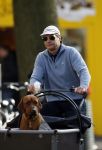 Amsterdam 16 maat 2007
Edwin de Roy v Zuydewijn met petje en hond op bakfiets.