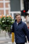 Amsterdam 2 maart 2007
Frans Molenaar met bos bloemen.
Peter Smulders bv