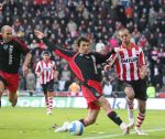 Eindhoven, 18 Maart 2007 Kompetitiewedstrijd PSV-AJAX, eindstand 1-5 Seizoen 2006/2007
George Ogararu in duel met Diego Tardelli