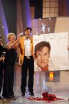 Hilversum 23 februari 2007
Presentatie  cd Gerard Joling . De moeder van Gerard reikt de cd uit op schaatsen.