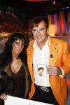 Hilversum 23 februari 2007
Presentatie  cd Gerard Joling . De moeder van Gerard reikt de cd uit op schaatsen. Rachel Hazes.
