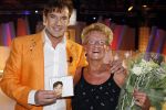 Hilversum 23 februari 2007
Presentatie  cd Gerard Joling . De moeder van Gerard reikt de cd uit op schaatsen.