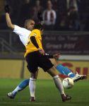 Breda, 28 Februari 2007
NAC-PSV, eindstand 3-0 Wedstrijd KNVB-beker 1/4 finale Seizoen 2006/2007
Glen Salmon in duel met Alex PSV