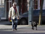 Amsterdam 11 maart 2007
Huub Stapel aan het wandelen met zijn hond nero.