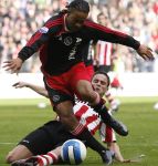 Eindhoven, 18 Maart 2007 Kompetitiewedstrijd PSV-AJAX, eindstand 1-5 Seizoen 2006/2007
Ibrahim Afellay in duel met Urby Emanuelson