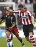 Eindhoven, 18 Maart 2007 Kompetitiewedstrijd PSV-AJAX, eindstand 1-5 Seizoen 2006/2007
Ibrahim Afellay in duel met Edgar Davids