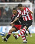 Eindhoven, 18 Maart 2007 Kompetitiewedstrijd PSV-AJAX, eindstand 1-5 Seizoen 2006/2007
Ibrahim Afellay in duel met Edgar Davids