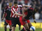 Eindhoven, 18 Maart 2007 Kompetitiewedstrijd PSV-AJAX, eindstand 1-5 Seizoen 2006/2007
Ryan Babel wordt op de huid gezeten door Ibrahim Afellay