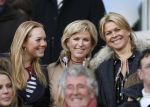 Eindhoven, 18 Maart 2007 Kompetitiewedstrijd PSV-AJAX, eindstand 1-5 Seizoen 2006/2007
Bartina Koeman samet dochter Debby Koeman en vriendin Ingeborg Smulders