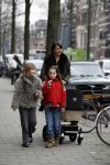 Amsterdam 23 februari 2007
Irene v d Laar achter de kinderwagen met India.