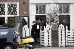 Amsterdam 6 februari 2007
Jack Spijkerman zijn huis staat te koop. De makelaar en kijkers bij het huis.