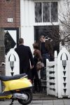 Amsterdam 6 februari 2007
Jack Spijkerman zijn huis staat te koop. De makelaar en kijkers bij het huis.
