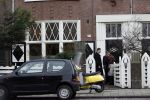 Amsterdam 6 februari 2007
Jack Spijkerman zijn huis staat te koop. De makelaar en kijkers bij het huis.