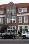 Amsterdam 6 februari 2007
Jack Spijkerman zijn huis staat te koop. De makelaar en kijkers bij het huis.