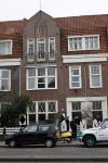 Amsterdam 6 februari 2007
Jack Spijkerman zijn huis staat te koop. De makelaar en kijkers bij het huis.