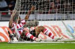 Eindhoven, 3 Maart 2007 Kompetitiewedstrijd PSV-RKC eindstand 2-0 Seizoen 2006/2007
Jefferson Farfan in de netten nadat de bal net over het doel was gegaan