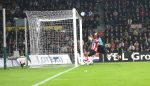 Eindhoven, 3 Maart 2007 Kompetitiewedstrijd PSV-RKC, eindstand 2-0 Seizoen 2006/2007
Serie van een aktie van Jefferson Farfan die zijn bal net over het doel ziet gaan
Foto Ronald Otter