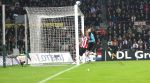 Eindhoven, 3 Maart 2007 Kompetitiewedstrijd PSV-RKC, eindstand 2-0 Seizoen 2006/2007
Serie van een aktie van Jefferson Farfan die zijn bal net over het doel ziet gaan
Foto Ronald Otter